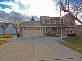1280 River Park Cir E, Mukwonago, WI 53149