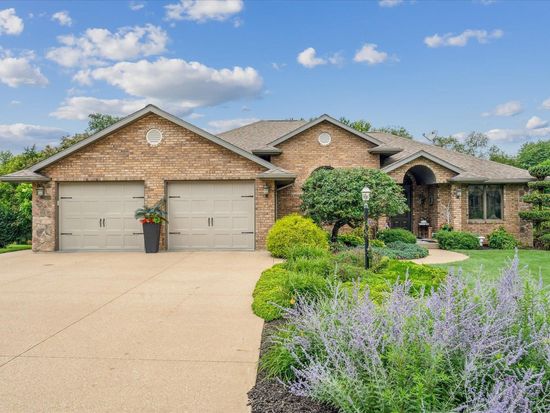 10869 Cedar Ridge Ct, Peosta, IA 52068