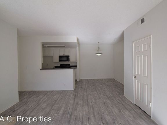 4th image of 11594 Moorpark St APT 105