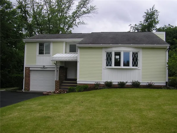 700 Lafayette Dr, Clairton, PA 15025