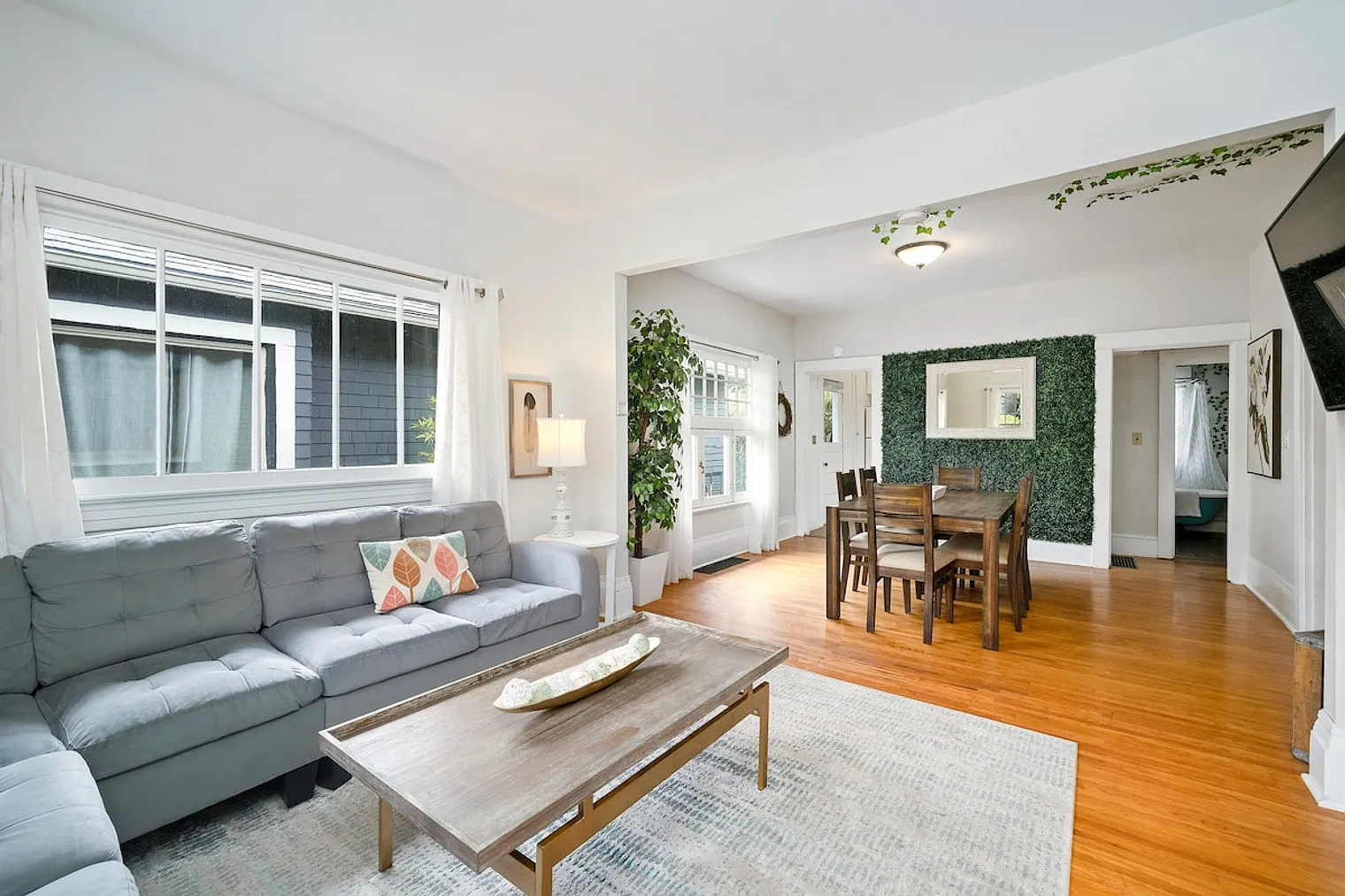 3 bed, 1.0 bath, 893 sqft, $6,202 — Photo 1