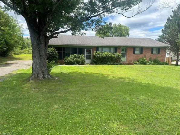 529 E Devon Dr, Ararat, NC 27030