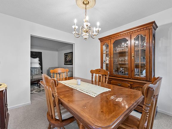 4th image of 243 Craddock St