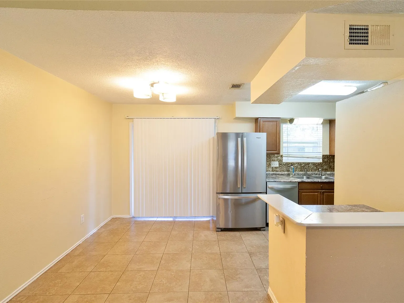 3 bed, 2.0 bath, 1258 sqft, $1,800 — Photo 4