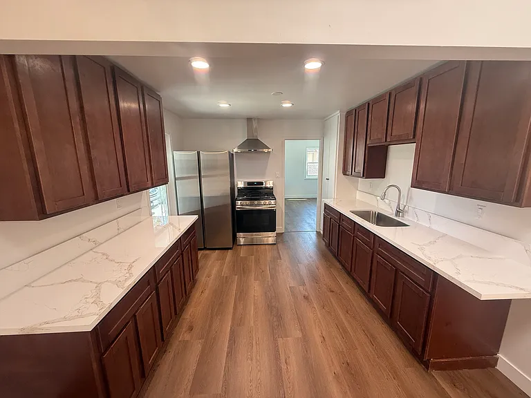 11247 Dalwood Ave — Photo 2