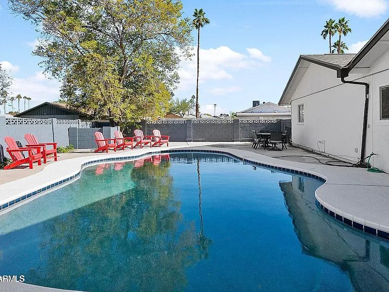 1098 E Fremont Dr — Photo 3
