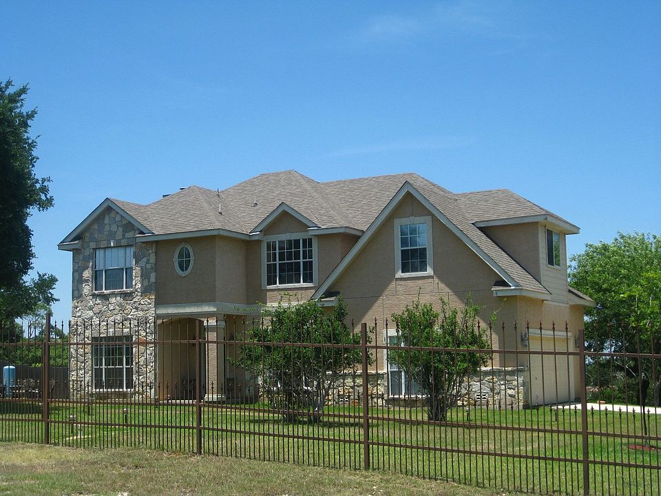 Front of house w/electric gate.