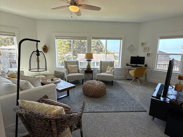 6274 NE Port Dr — Photo 4