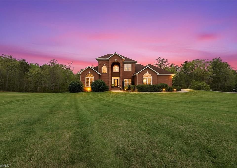 1st image of 48 Oakdale Dr