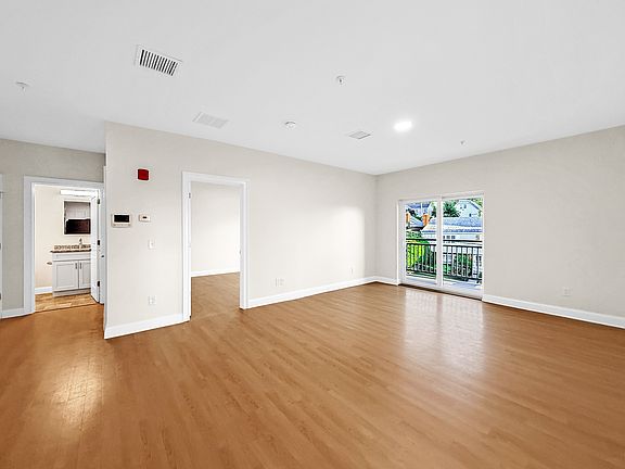 5th image of 10 Franklin Ave APT 300