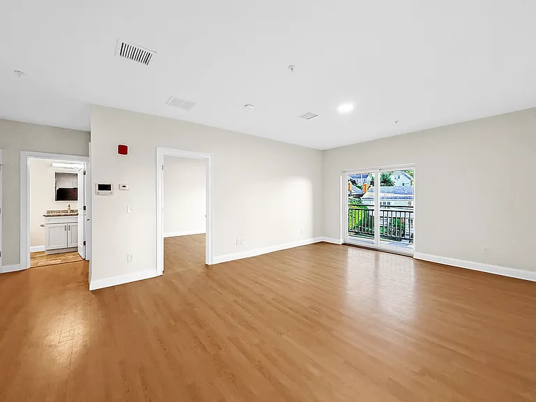 10 Franklin Ave #300 — Photo 5