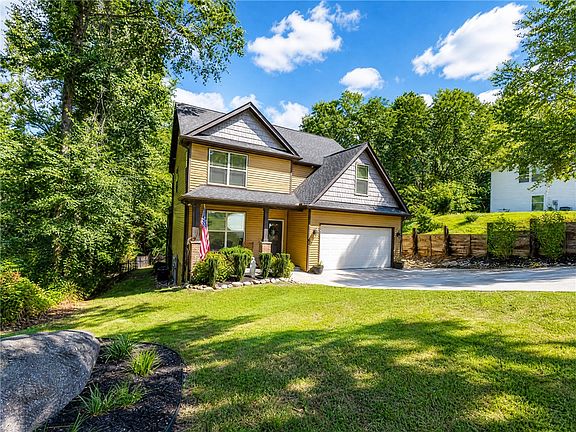 3rd image of 200 Hunters Woods Dr