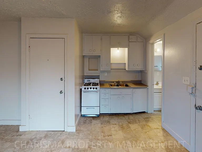 817 W 11th St #4 — Photo 6