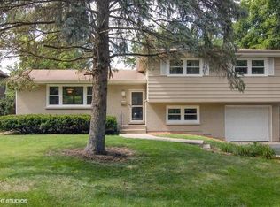 109 Sandalwood Dr, Naperville, IL 60540