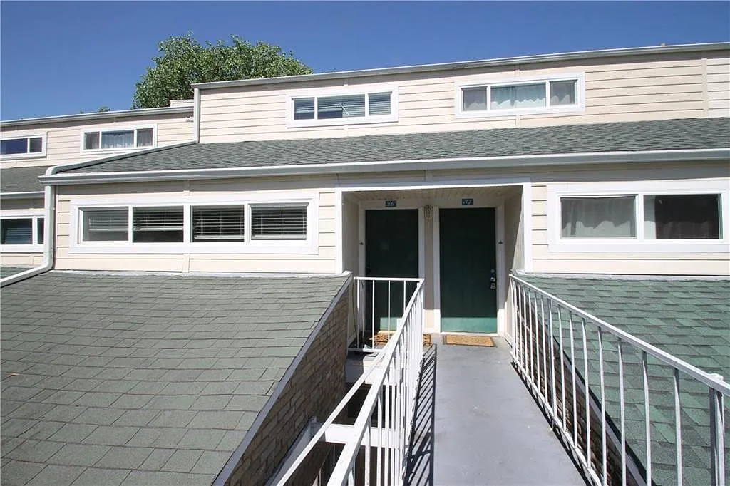2 bed, 2.0 bath, 1040 sqft, $2,400 — Photo 1