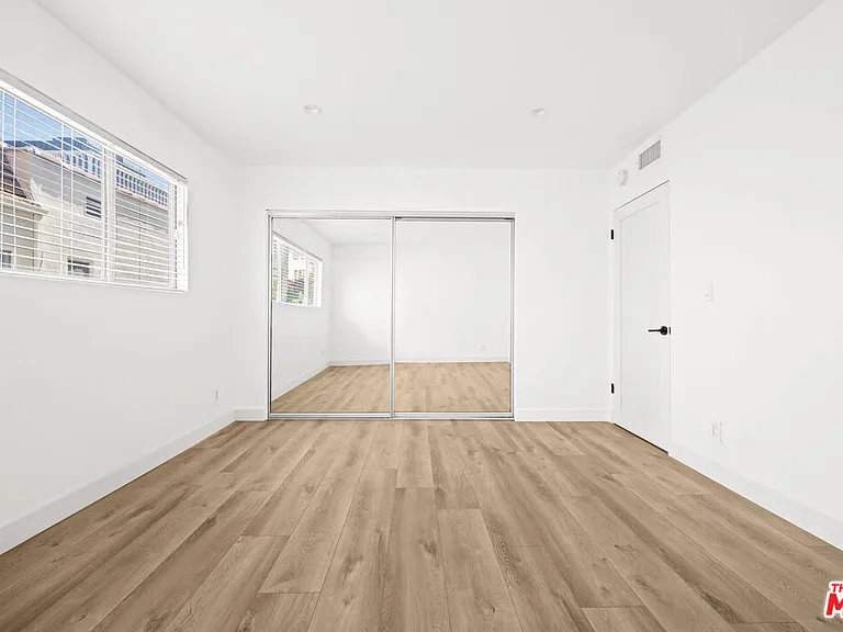 136 S Palm Dr #201 — Photo 9