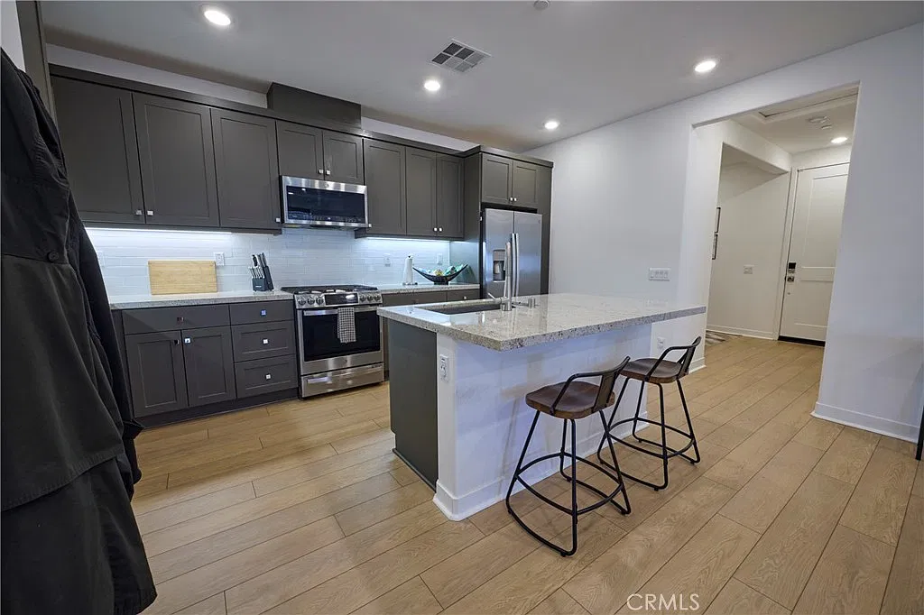 2 bed, 1251 sqft, $3,750 — Photo 2
