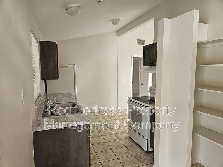 1635 Newport Ct — Photo 6