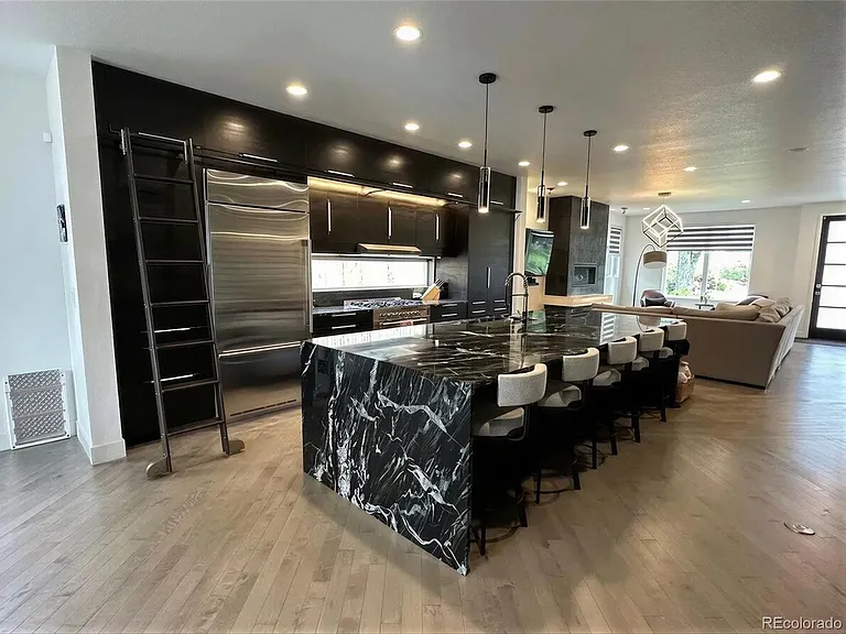 2037 Hooker St #L — Photo 13