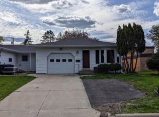 427 Commodore Dr, Mankato, MN 56001