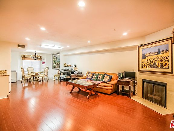 5th image of 2930 1/2 Montrose Ave #102