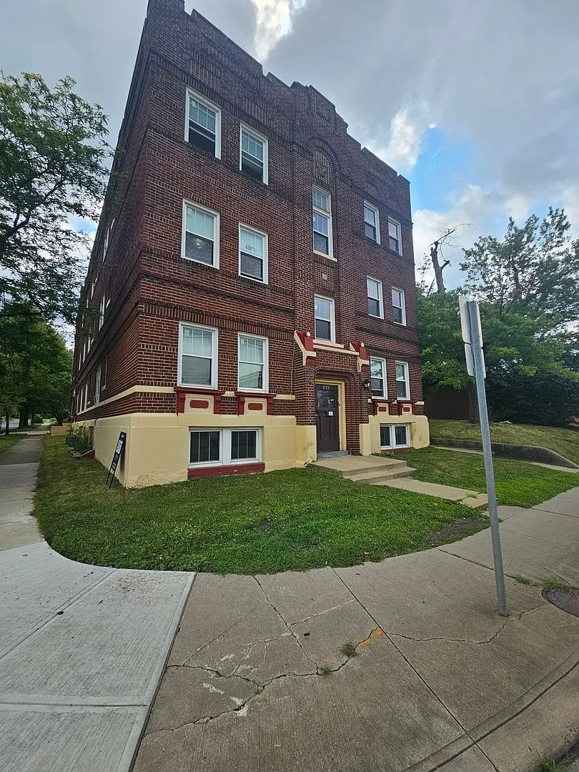 1933 Lee Rd — Photo 2