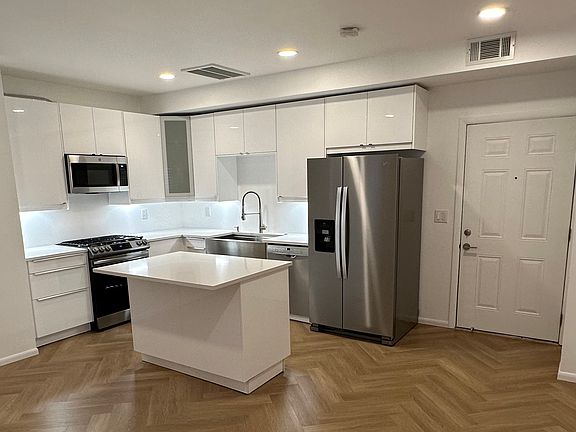 4th image of 1119 Poinsettia Dr