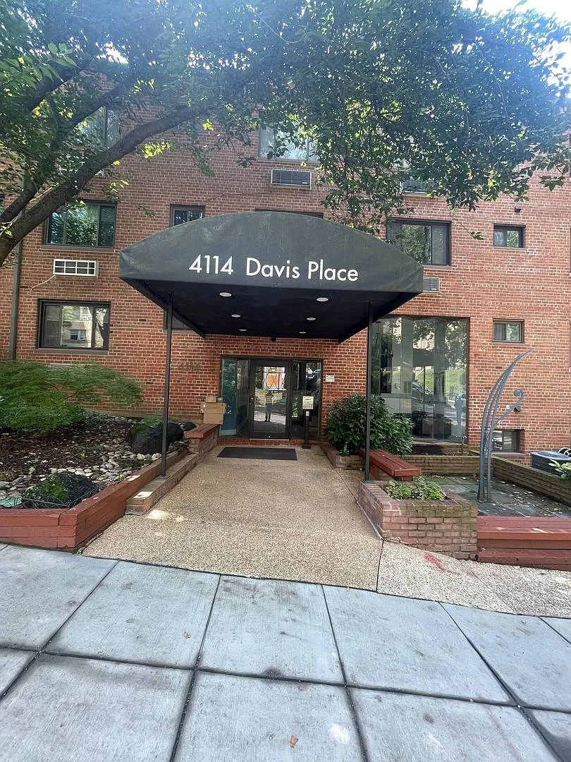 A spacious two bedroom, one bath apartment In the Exckusive Glover Hill Condo! — Photo 2