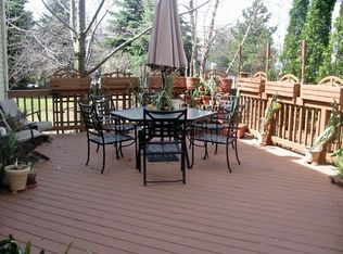 132 N Crooked Lake Ln, Lindenhurst, IL 60046