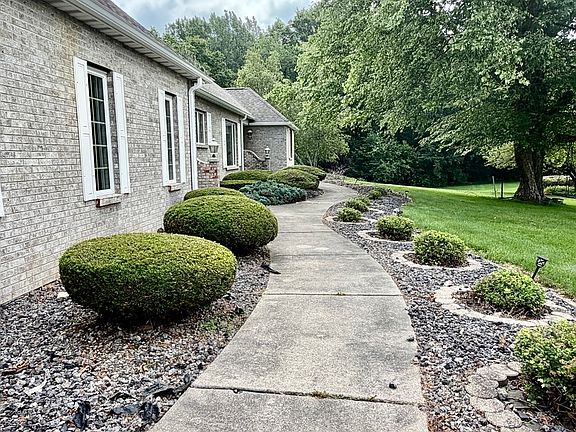 5th image of 2202 Meadows Dr