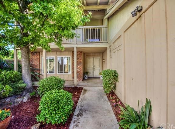 Inviting Private Entry w/Outdoor Front Porch & Balcony*
