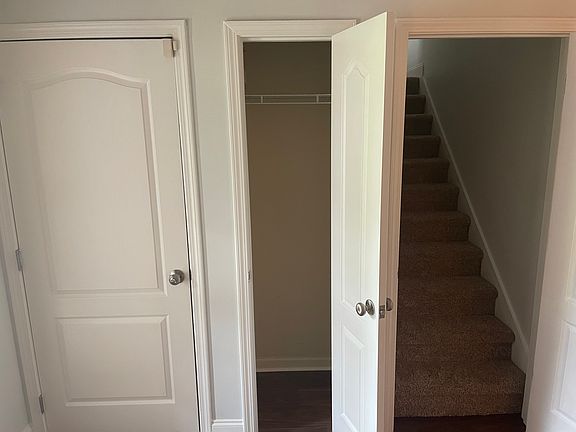 4th image of 1054 Blakewood Ct