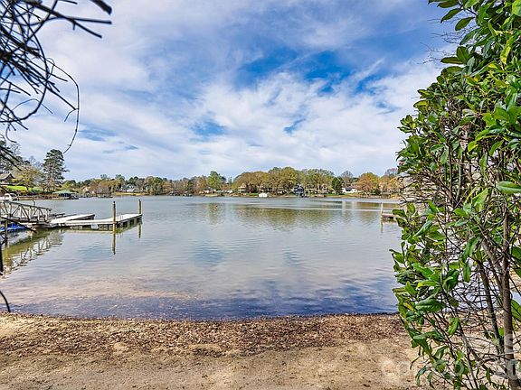 4th image of 140 Shady Cove Rd