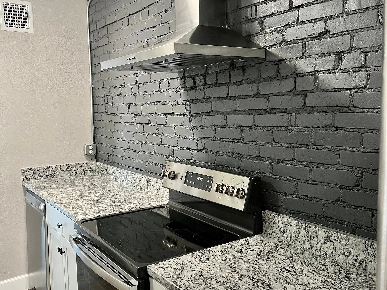 332 S Yorktown Ave — Photo 2