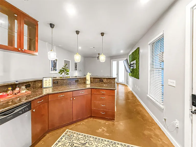 2216 Chenevert St #4 — Photo 6