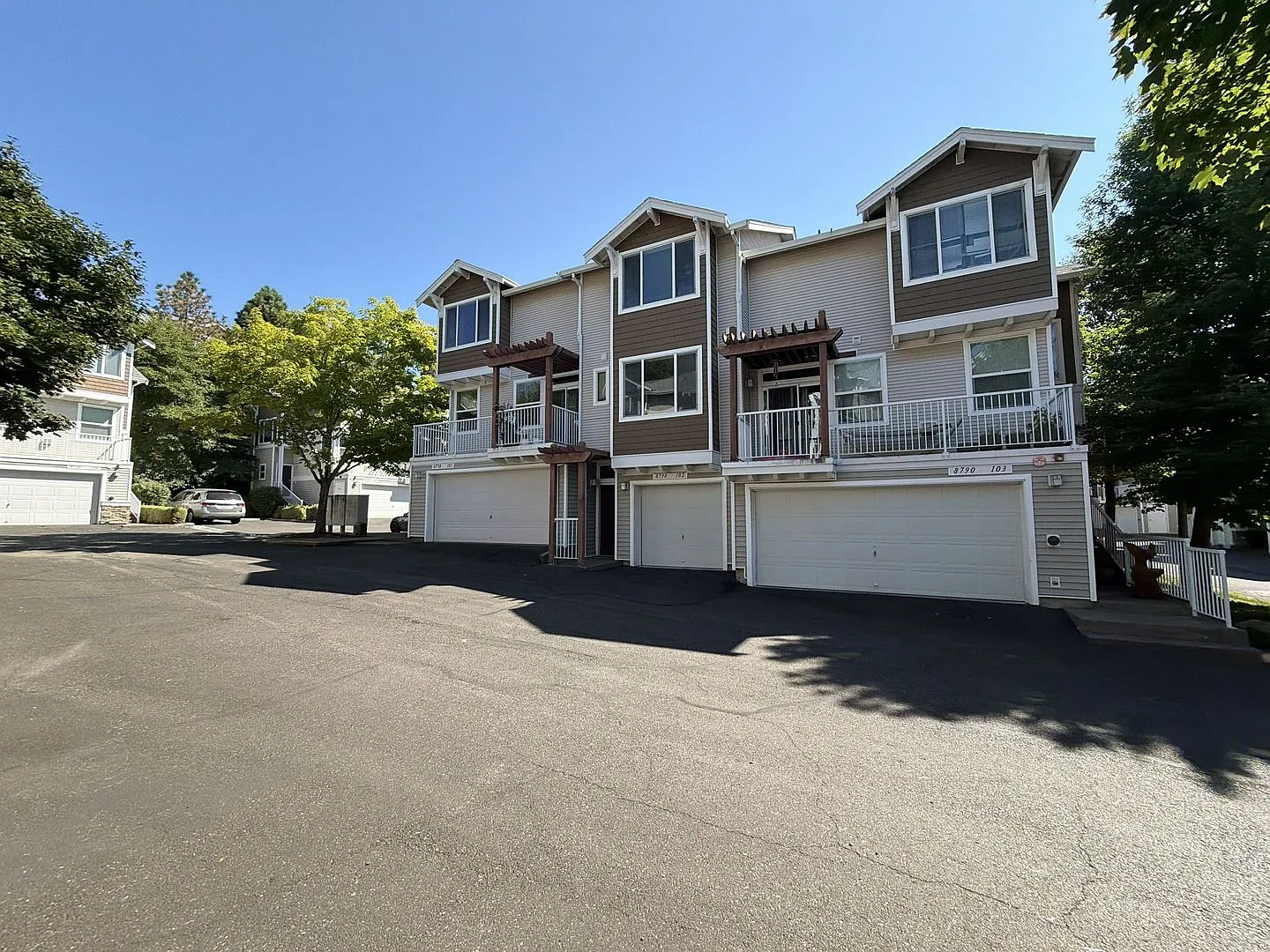2-Bedroom Beaverton Condo with Private En-Suite Bathrooms, Open Floor Plan, Private Balcony & Att... — Photo 2