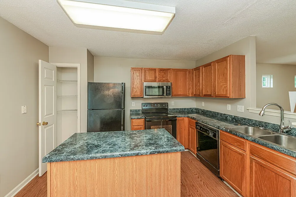 3 bed, 3.0 bath, 1439 sqft, $1,945 — Photo 4