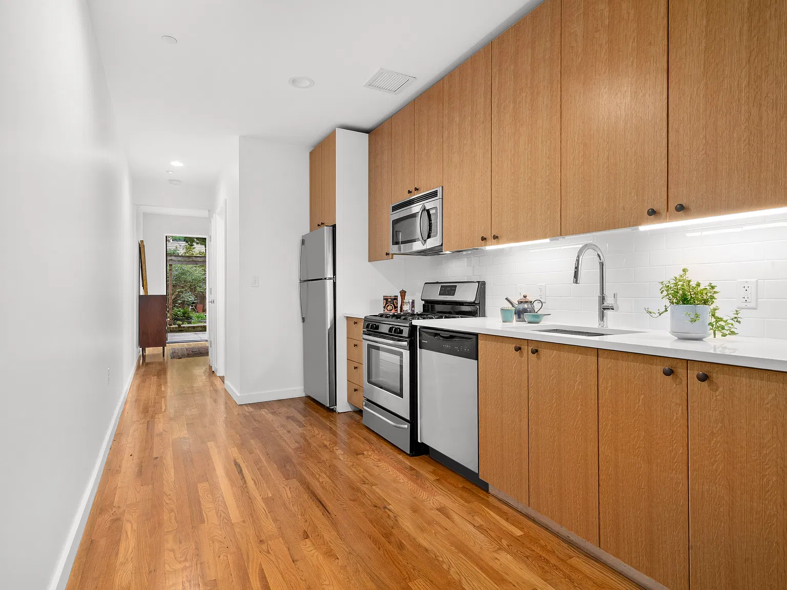 156 Eagle Street — Photo 3