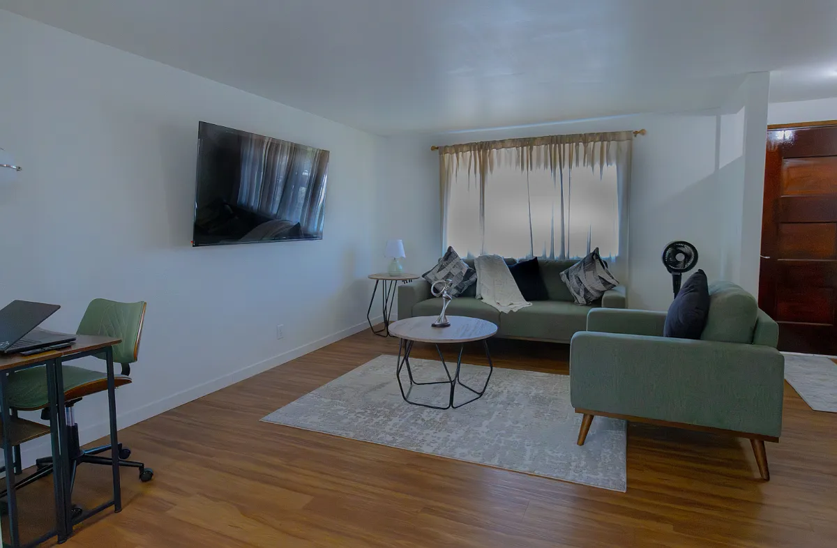 3 bed, 912 sqft, $3,200 — Photo 2