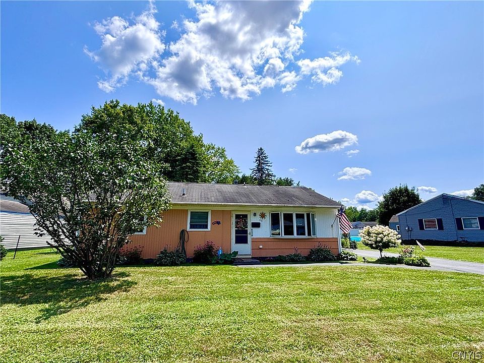1st image of 34 Tamarack Dr