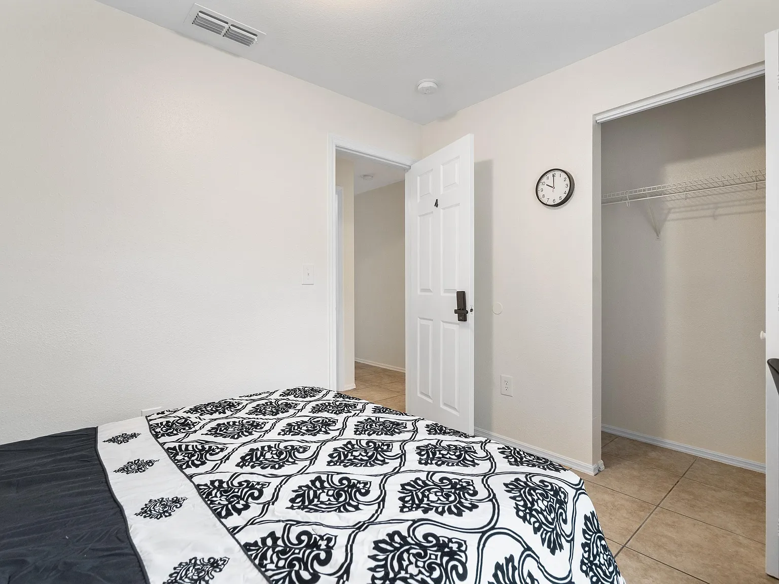 4 bed, 2.0 bath, 4900 sqft, $797 — Photo 3