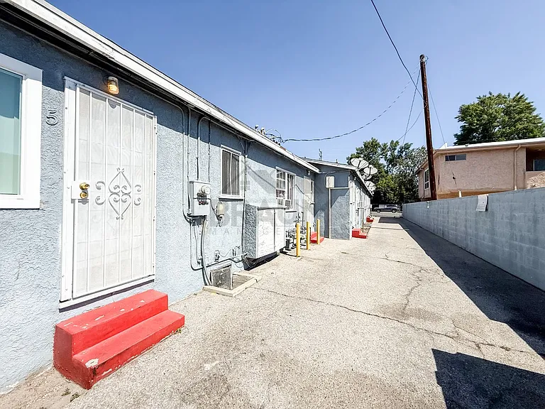 15550 Vanowen St — Photo 33