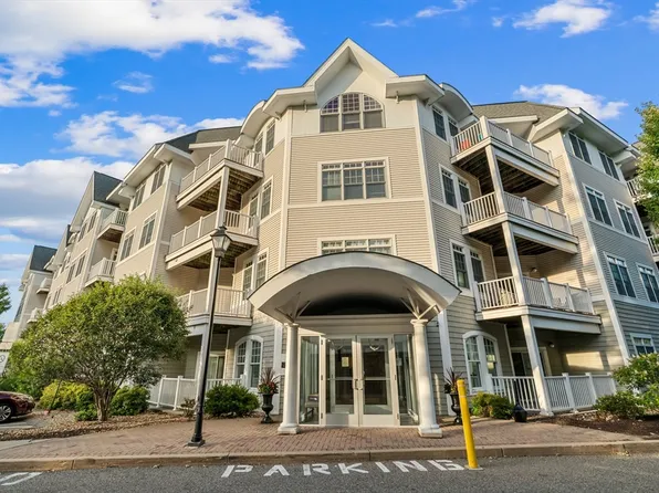 614 Pond St Unit 1217, Braintree, MA 02184