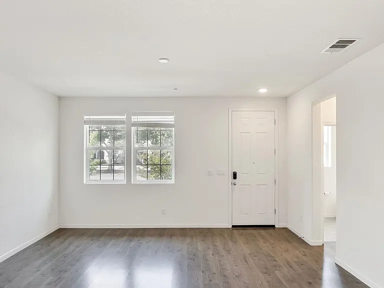 11030 International Dr — Photo 7