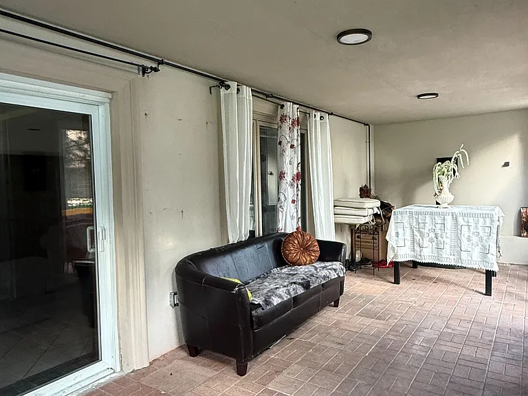 90 Stephanie Blvd — Photo 2