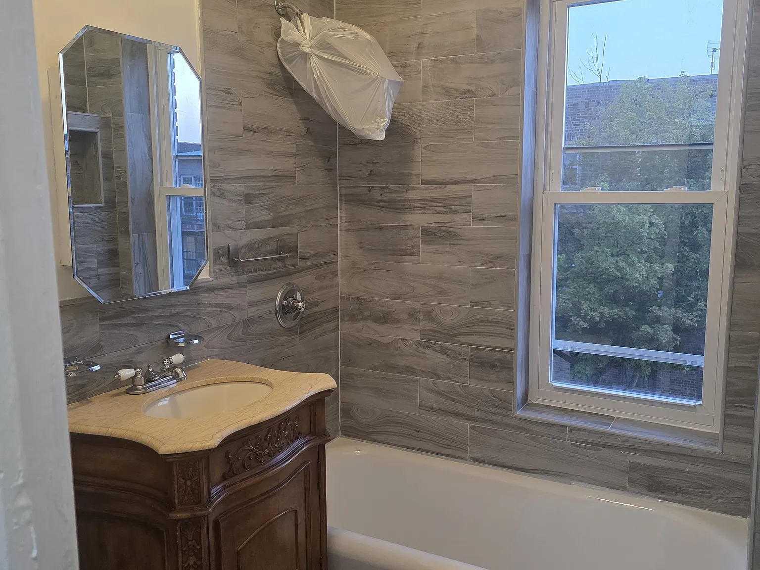 2 bed, 825 sqft, $2,400 — Photo 1