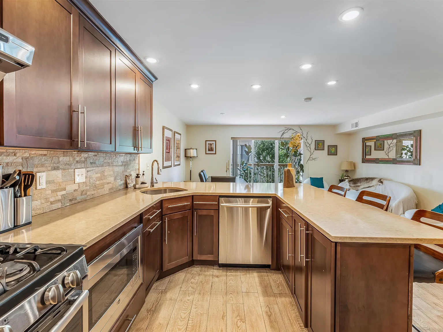 3 bed, 3.0 bath, 1700 sqft, $4,300 — Photo 3