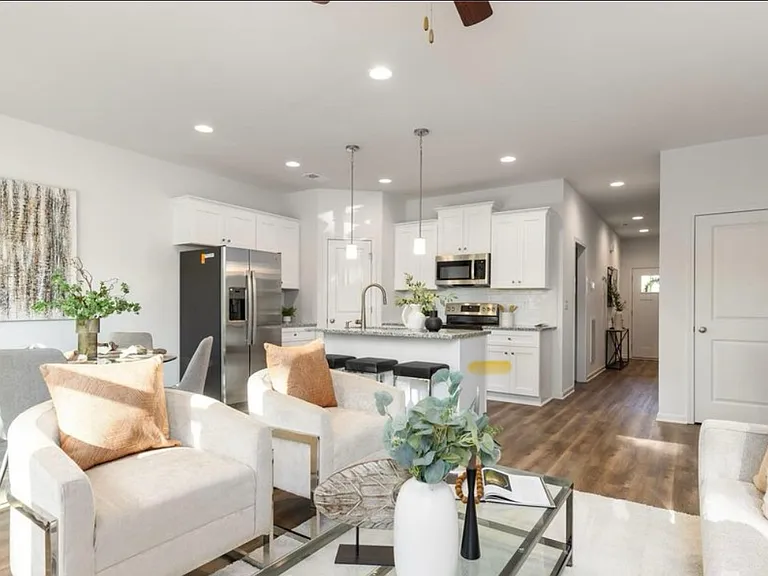 2633 Capitol Dr — Photo 6