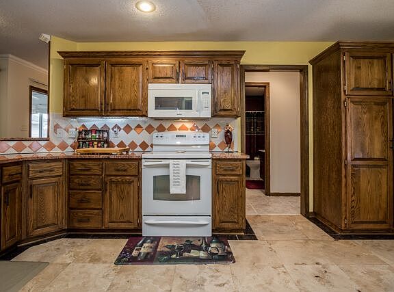 4th image of 621 NW Cortland Dr