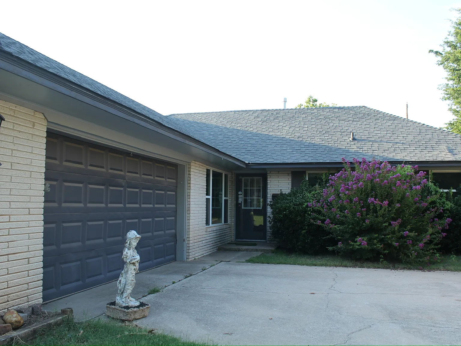 3 bed, 1.5 bath, 1402 sqft, $1,450 — Photo 1